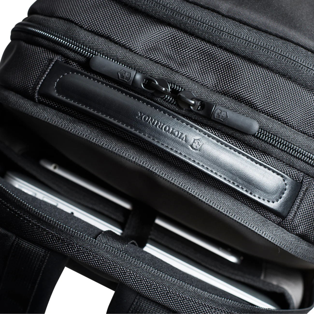 Victorinox Altmont Deluxe Laptop Backpack - Image 3